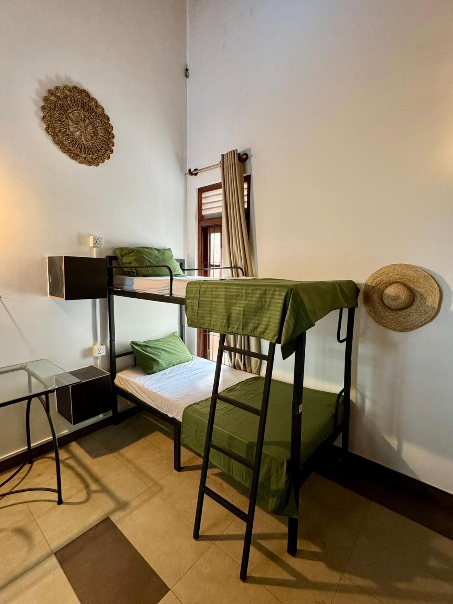 Hari Hari Hostel Уелигама Екстериор снимка